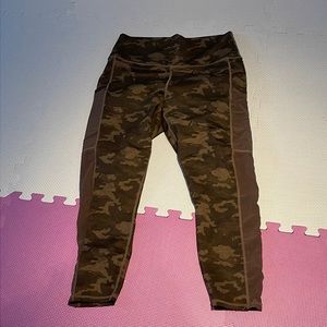 🟢 fabletics camo print cropped leggings